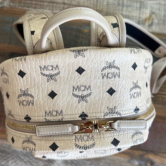 💥🛍💥MCM Beautiful monogram nappa leather backpack- Gorgeous!!💥🛍💥 - Picture 10 of 16